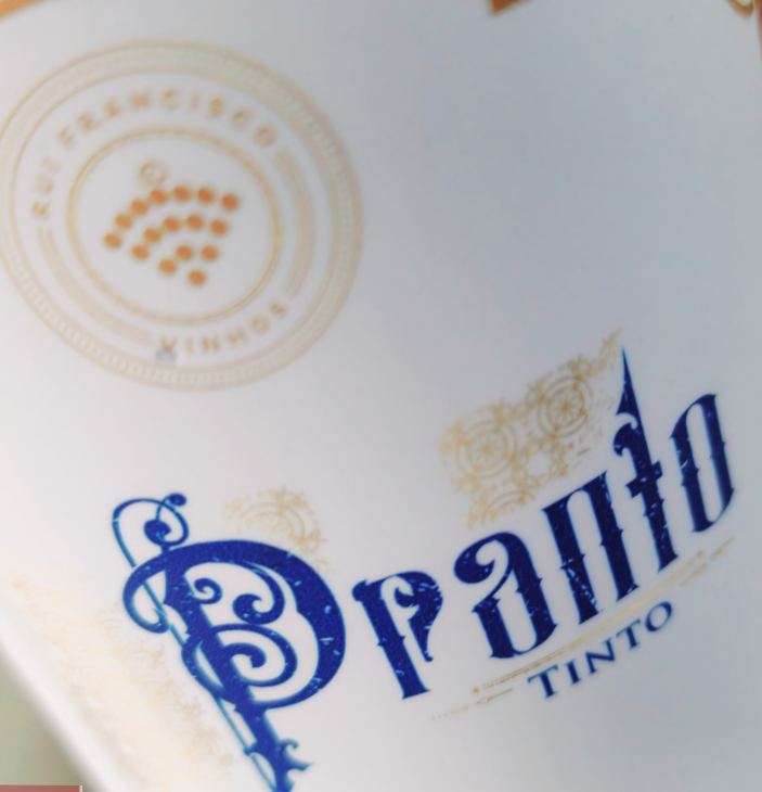 Pormenor do rótulo Pranto, com o selo Rui Francisco Vinhos